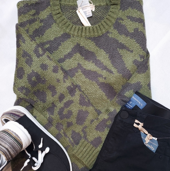 NWT Olive Green/Charcol Animal Print Sweater - Picture 5 of 7